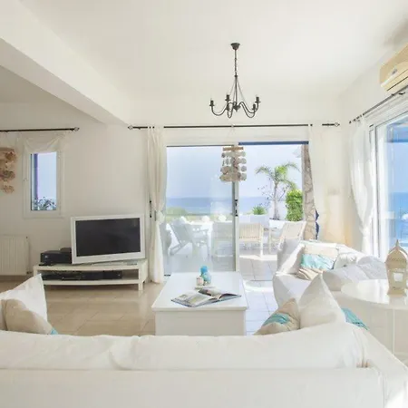Picture Renting This Beachfront Mimosa Seafront Vilă Protaras