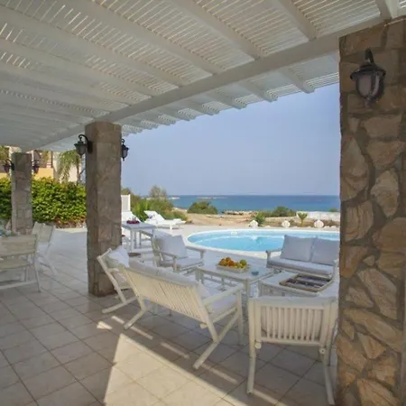 Picture Renting This Beachfront Mimosa Seafront Vilă *