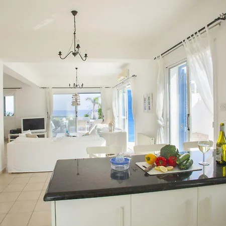 Vilă Picture Renting This Beachfront Mimosa Seafront Protaras